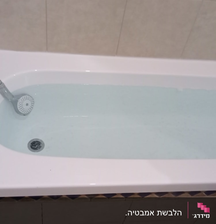 אמבטיה עם מים וברז ידני כסוף